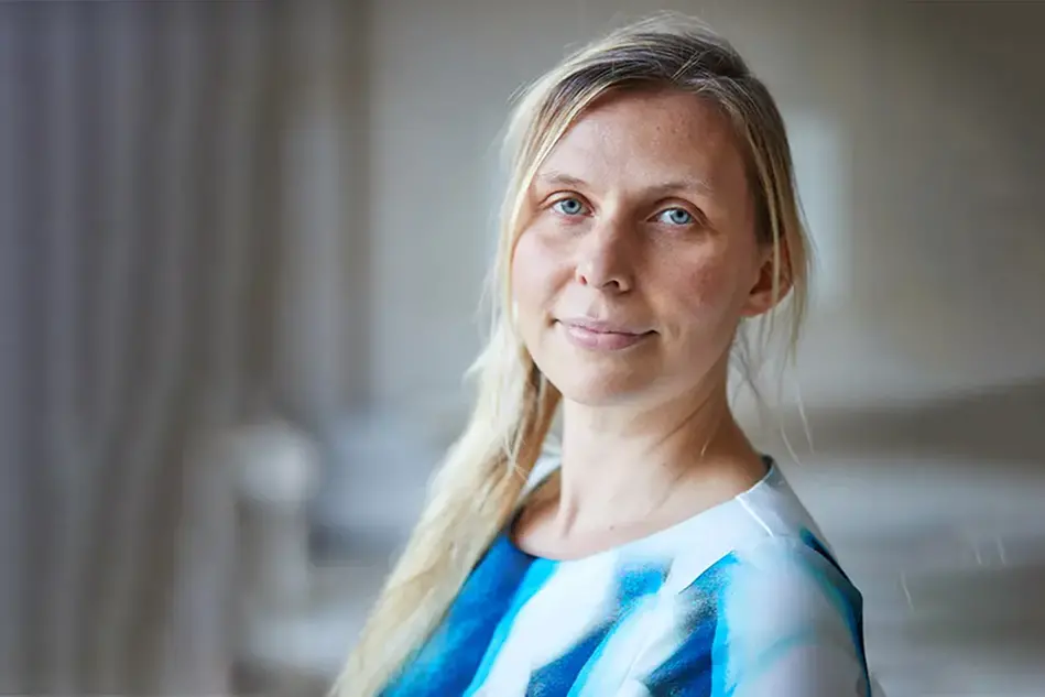 Person som tittar in i kameran. Foto