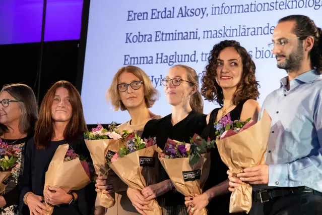 A group of people holding flowers in their hands. Photo