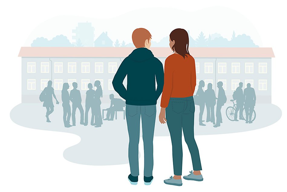 Två personer står och tittar på andra personer på en skolgård. Illustration.