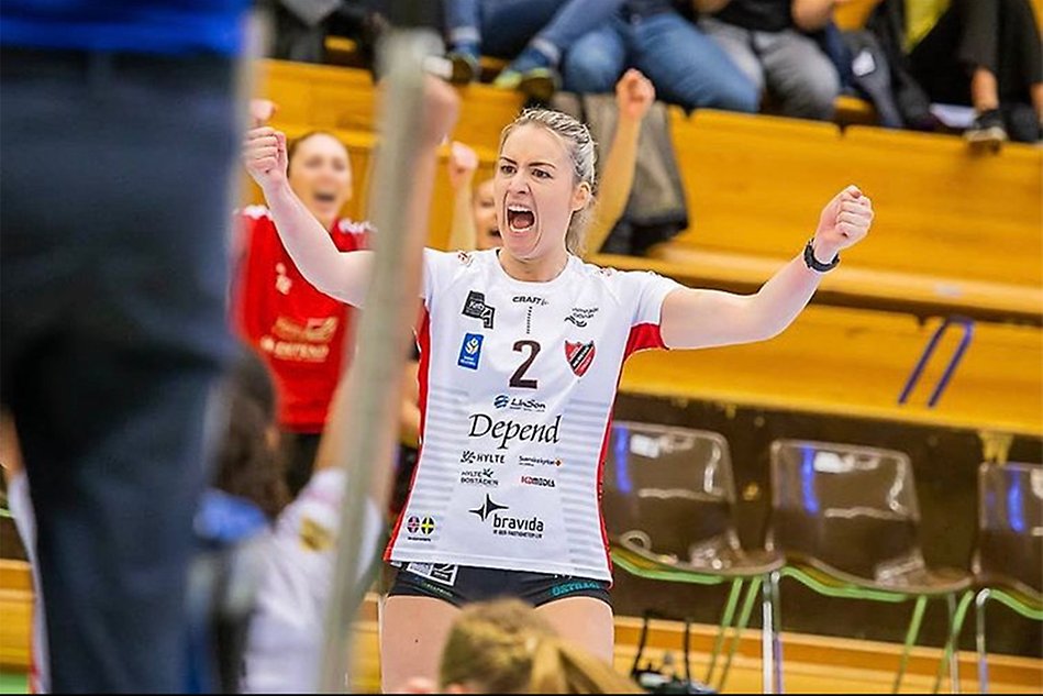 Tjej i segerposition med armarna upp. Foto.