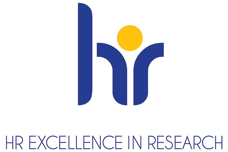 Logotyp för HR Excellence in Research. Bokstäverna h och i r i mörkblått med en gul cirkel ovanpå. Illustration 