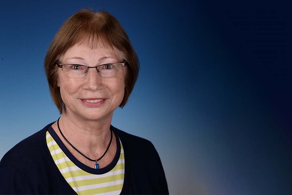 Portrait of a dark-haired woman in glasses. Photo.