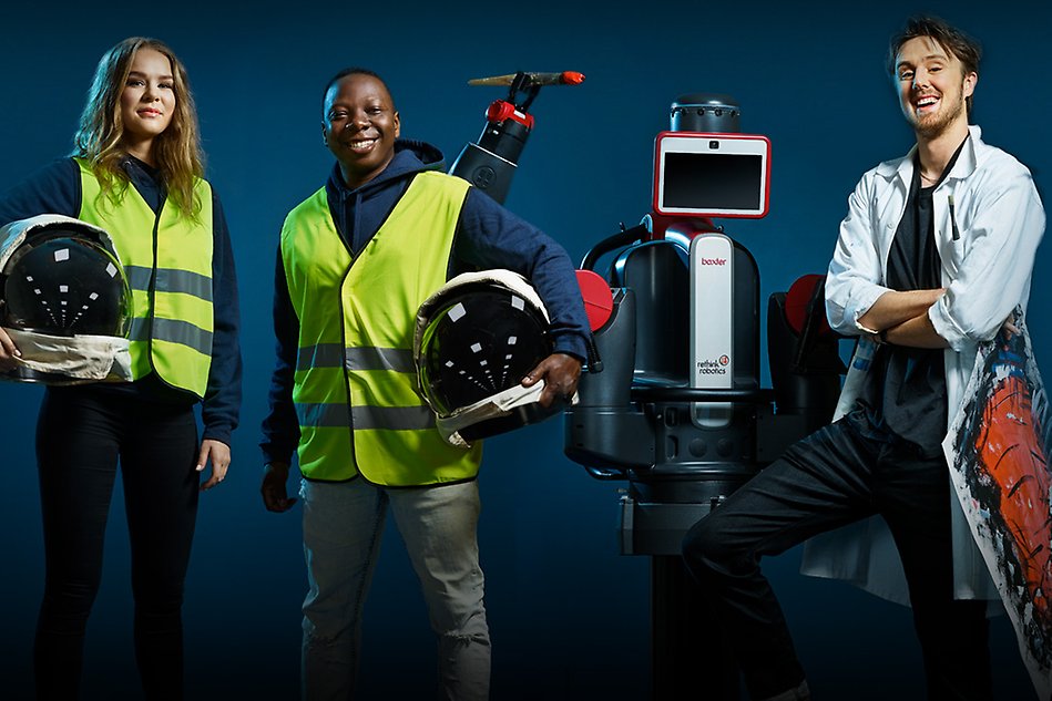 Två personer i skyddsvästar håller astronauthjälmar under armen, man i läkarrock står bredvid en robot och håller i en målning.