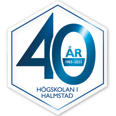 En sexkantig symbol där det står ”40 år, 1983–2023, Högskolan i Halmstad” med blå text. Grafik.