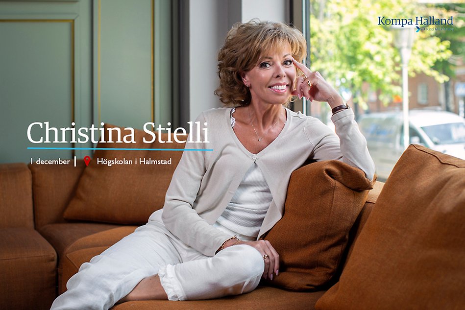 Christina Stielli sittandes i en brun soffa. Text: Christina Stielli, 1 december, Högskolan i Halmstad. 