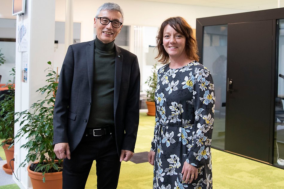 Två personer står bredvid varandra och ler mot kameran.
