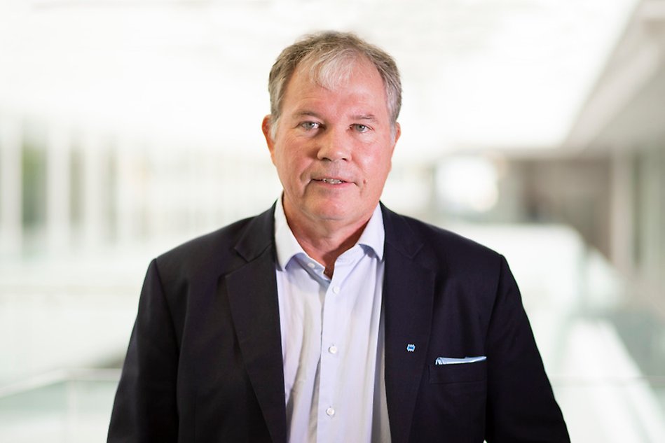 Svante Andersson is standing in one of the University buildings.