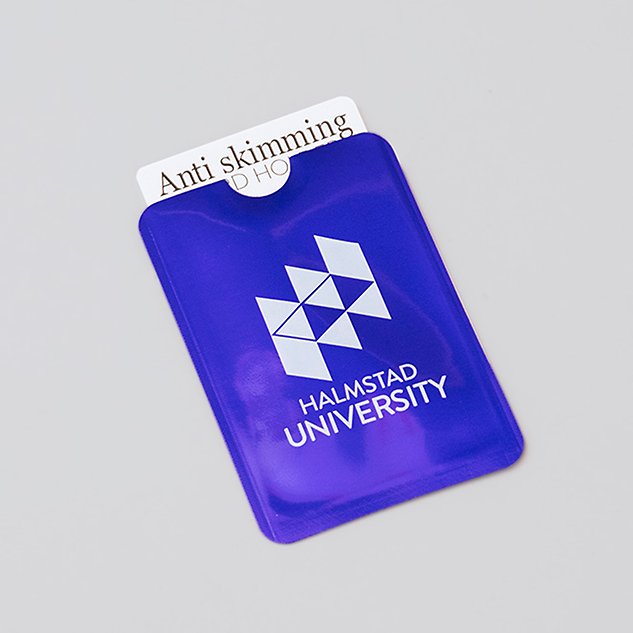 Ett knallblått fodral i plast med Högskolans i Halmstads engelska logotyp i vitt. Foto.