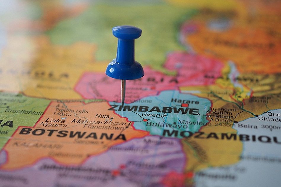 En stor, blå nål i mitten av en karta som visar Zimbabwe och de omgivande länderna. Foto.