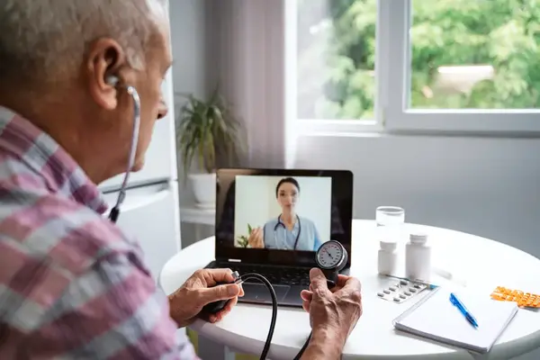 Person som pratar med läkare på en laptop