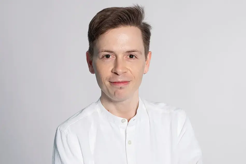 Man i vit skjorta. Foto.