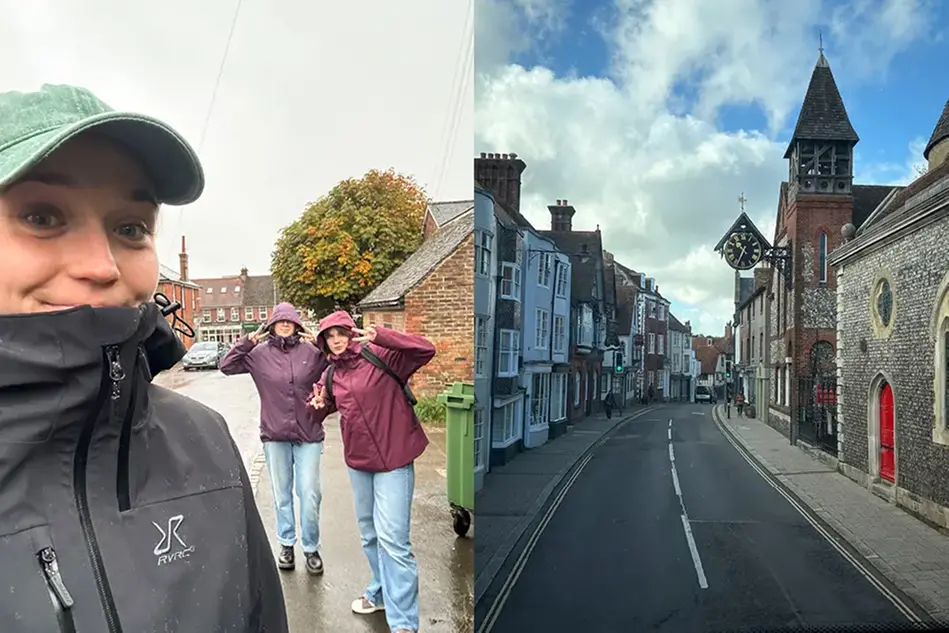 Fyra unga kvinnor sitter runt ett bord, i soffor, med en stor läsplatta mellan sig på bordet. Foto.