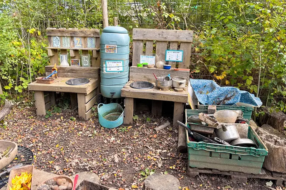 Utomhuskök för barn. Foto.