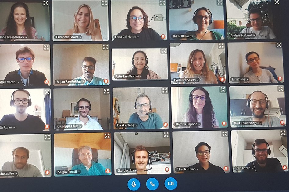 Computer screen with 20 happy people in a digital meeting. 