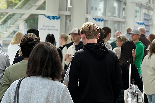Översiktsbild över en folksamling i en glasgång.
