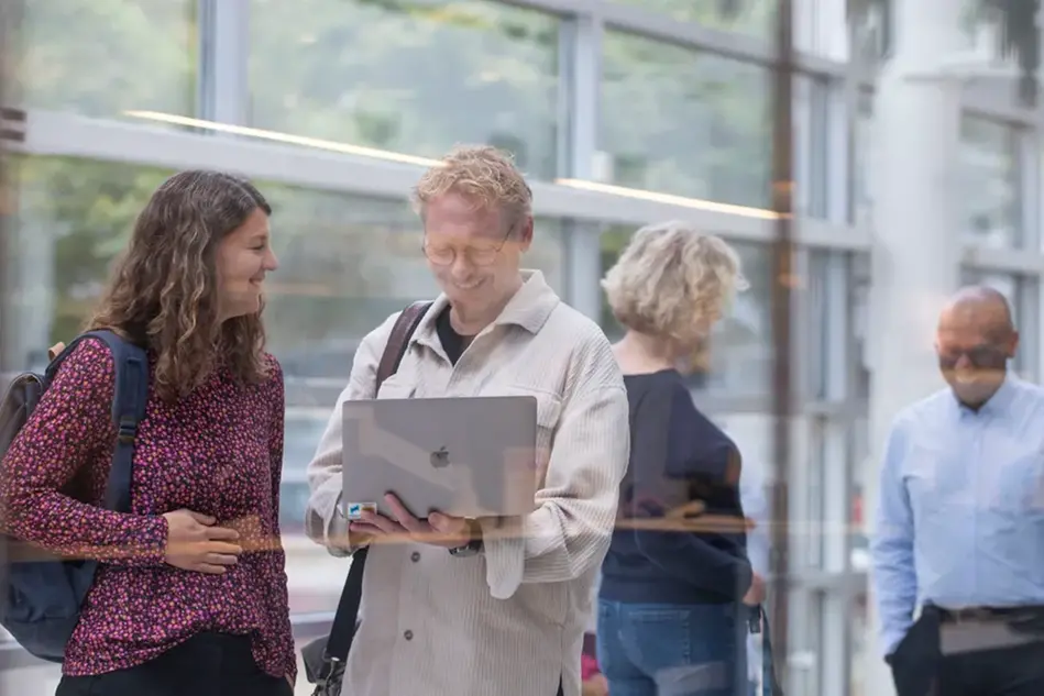 Koncept för digital teknologi – ettor och nollor i en virtuell stadsmiljö. Illustration.
