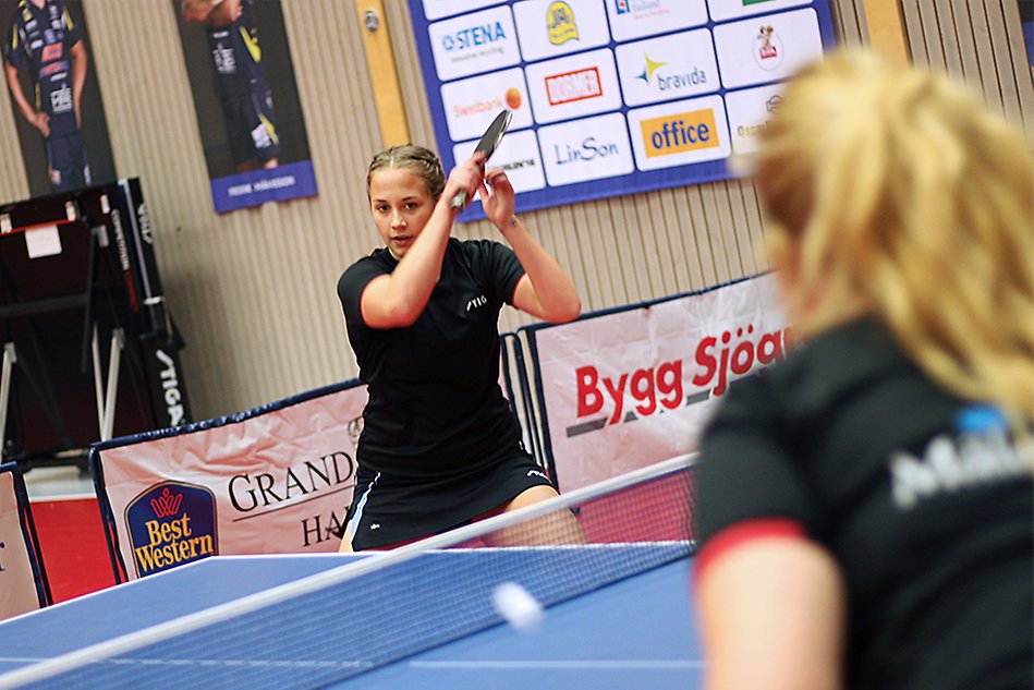 Två bordtennisspelare spelar bordtennis i Halmstad arena. Foto.