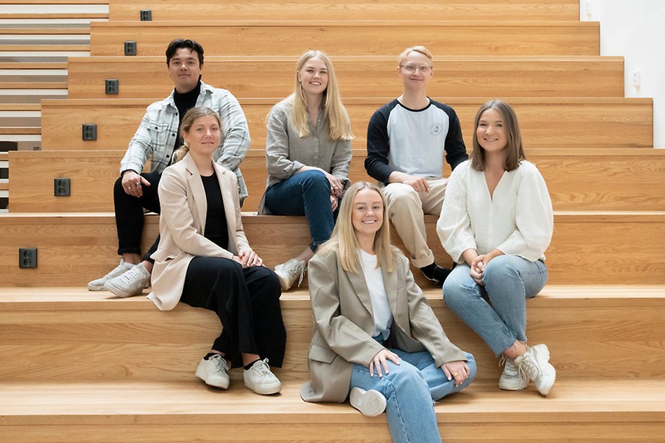 En grup personer som sitter i en trappa.