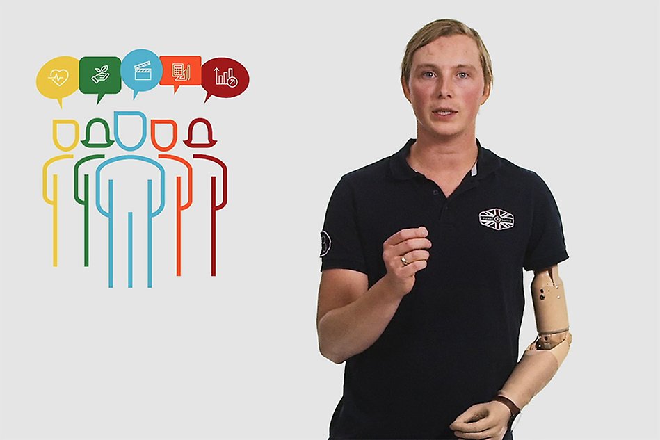 Porträttbild på man i halvfigur bredvid illustration av färgglada streckgubbar med tankebubblor ovanför sina huvuden