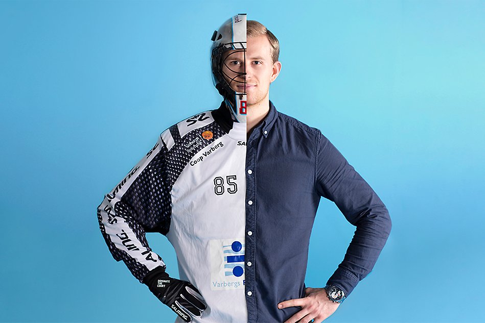 Ung man som är delar på mitten där vänstra sidan är klädd i idrottskläder för en innebandymålvakt och högra i blå skjorta.