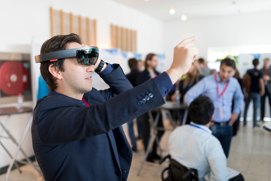 A person in VR-glasses. Photograph.