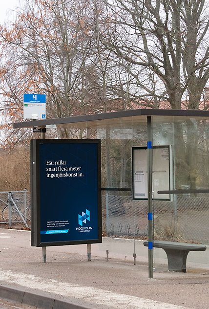 Här rullar snart flera meter ingenjörskonst in – det är ingenjörskonst. Högskolan i Halmstad utomhusreklam