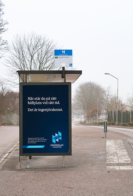 Här står du på rätt hållplats vid rätt tid. Det är ingenjörskonst. Högskolan i Halmstad annons