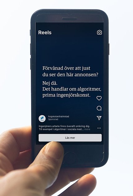 Förvånad över att just du ser den här annonsen? Nej då, det handlar om algoritmer. Prima ingenjörskonst. Högskolan i Halmstad Sociala medier post.