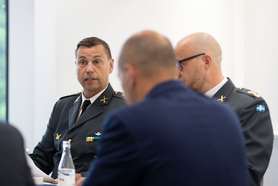 Två militärer i uniform opponerar på en uppsats.