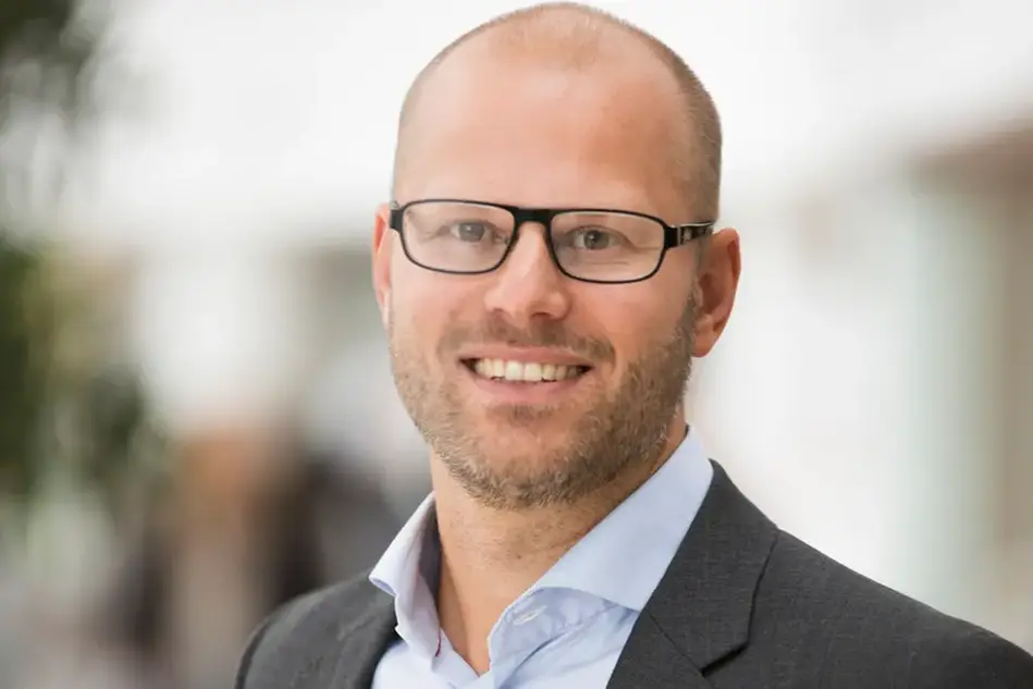 Personporträtt i inomhusmiljö. Foto