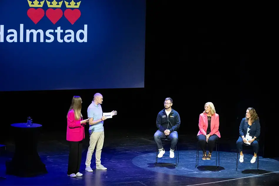 En grupp människor befinner sig uppe på en scen.