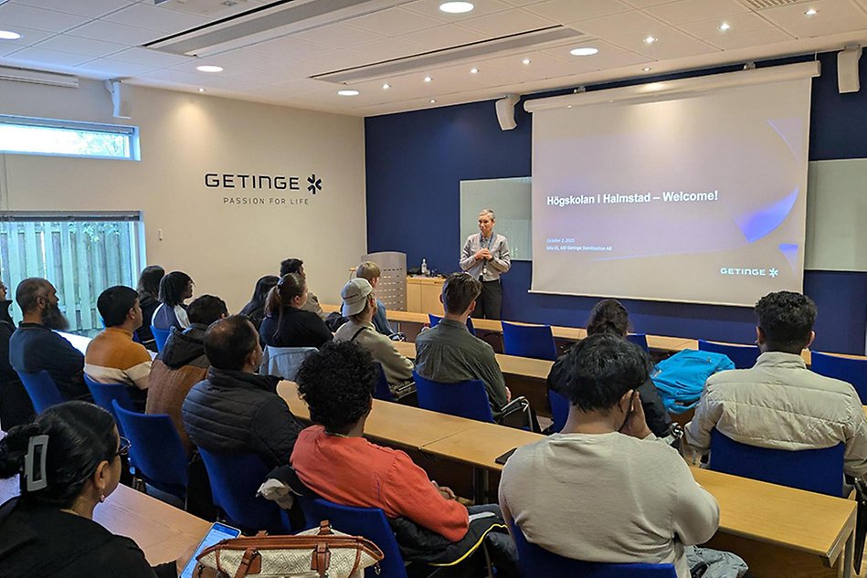 A photo of a group of students listening to a lecture in a classroom. Photo.