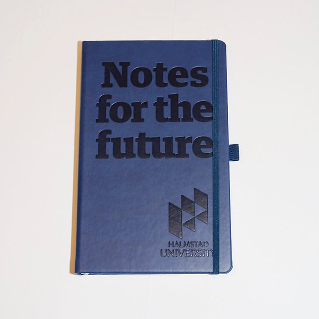 En mörkblå bok med texten ”Notes for the future” i svart. Foto.