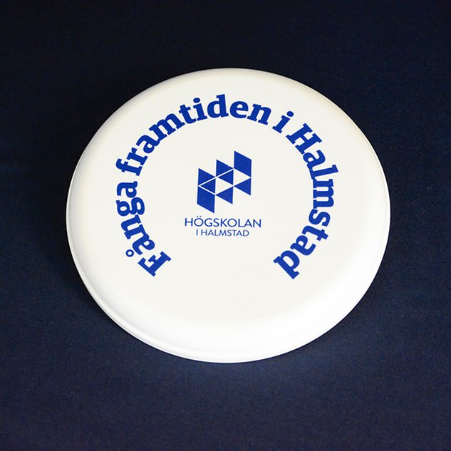 En vit frisbee med texten ”Fånga framtiden i Halmstad”. Foto. 