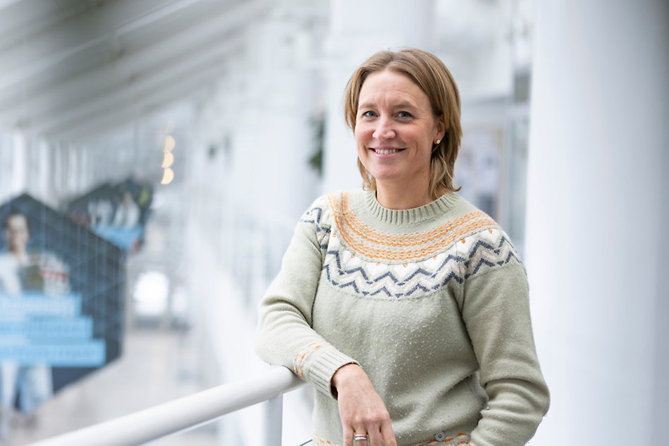 Woman with green jumper. Photo.