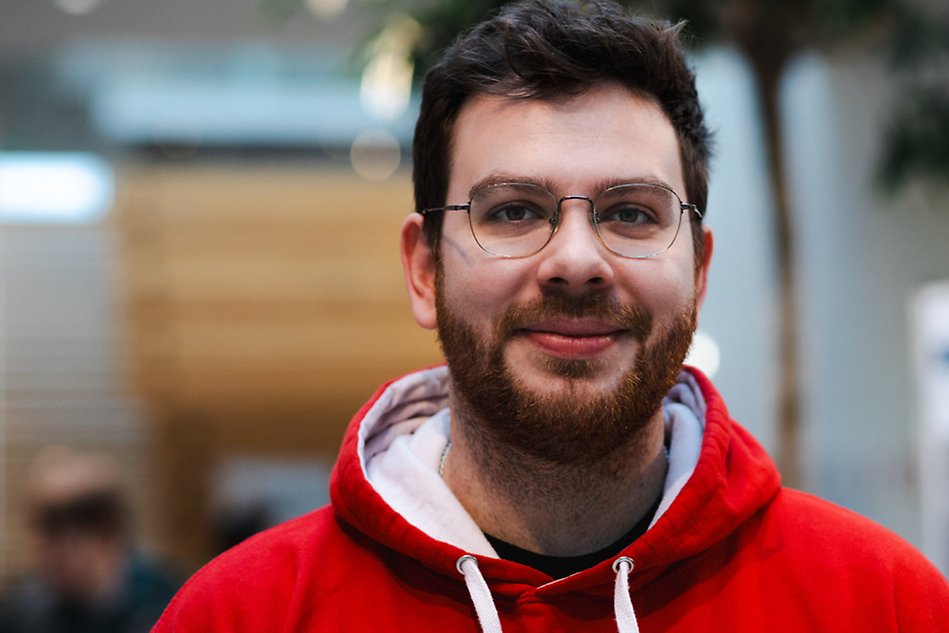 Person with dark hair and beard. Photo.