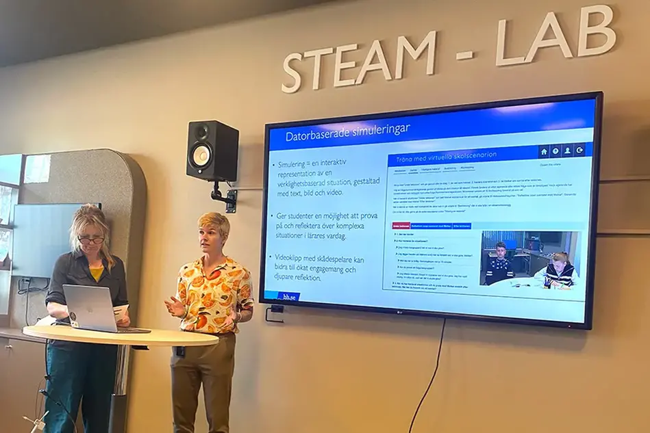 Två kvinnor håller i en presentation