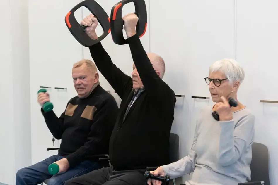 Personer håller i olika pusselbitar som bildar en hjärna. Illustration.