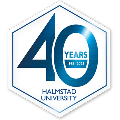 A hexagonal symbol that reads ”40 years, 1983–2023, Halmstad University” with blue text. Graphics.