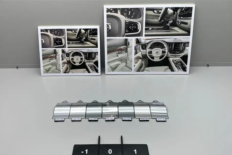 Test av fordonsinteriör med metallprover för ytfinish.