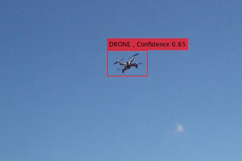En bild av en drönare i luften. Drönaren har en ruta i rött runt sig och så står det "drone, confidence 0.65".