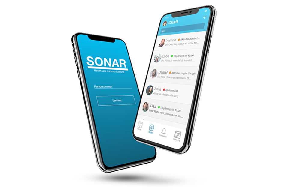Två smarta mobiltelefoner mot vit bakgrund, appen Sonars inloggningssida visas på den ena skärmen och appens innehåll på den andra skärmen.