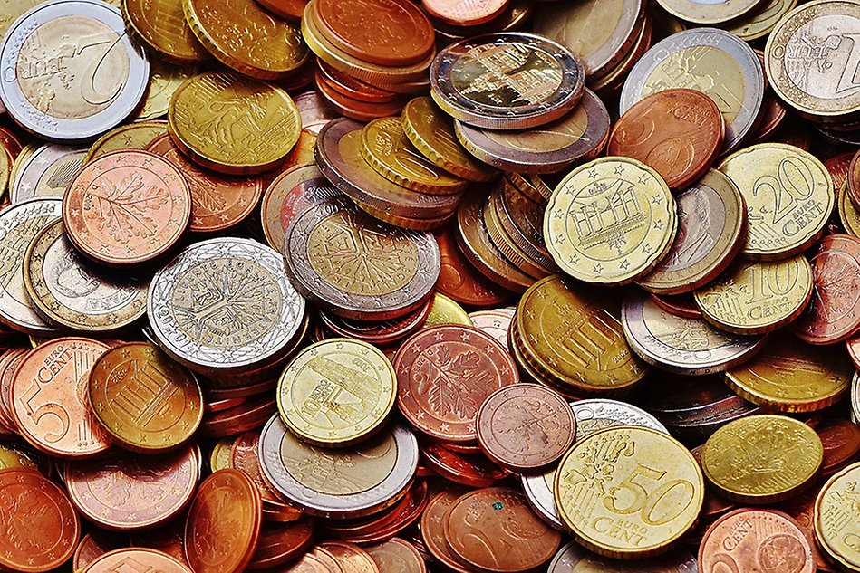 Närbild på mängder av mynt i valutan euro. Foto.