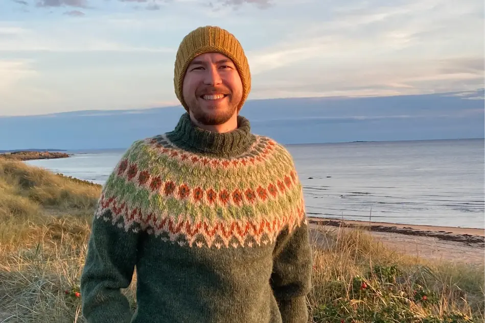 Man i vit skjorta och kavaj. Foto.