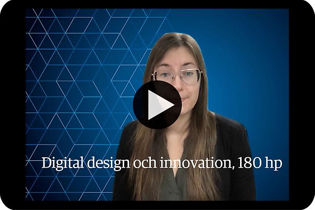 En person framför en mörkblå bakgrund tittar in i kameran. Över en del av ansiktet syns en svartvit playknapp och under den texten ”Digital design och innovation, 180 hp”. Foto.