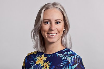 Porträtt av blond kvinna som ler. FOTO.
