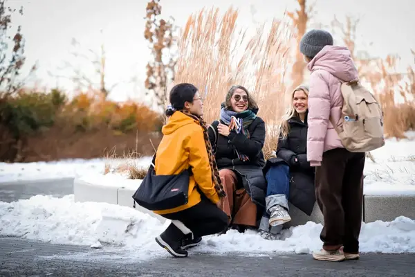 Fyra personer som sitter tillsammans och skrattar