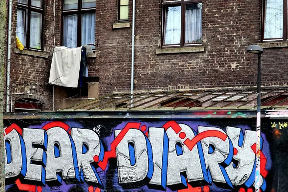 Två personer målar. Foto