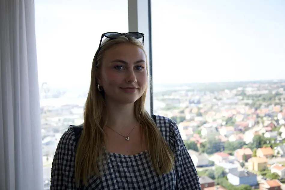 Person med långt ljust hår som ler mot kameran