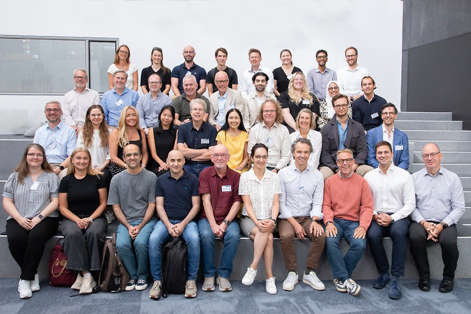 Gruppbild tagen i en gradäng på ca 40 personer